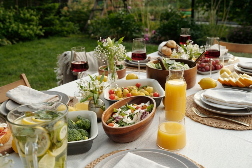 Belle table estivale garnie de produits méditerranéens, idéale pour découvrir les traditions du Sud.