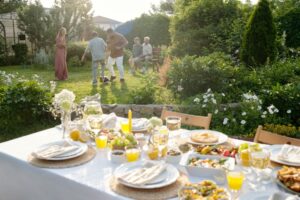 Famille réunie dans un jardin en Provence pour partager un repas et découvrir les traditions du Sud.